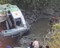 देहरादून के कालसी क्षेत्र में हिमाचल प्रदेश की बस खाई में गिरी, लगभग 30 यात्री सवार, राहत एवं बचाव कार्य जारी