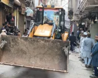 वाराणसी का दालमंडी बना रणक्षेत्र! सड़क चौड़ीकरण के खिलाफ बवाल, पेट्रोल छिड़कने की कोशिश