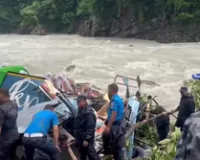 नेपाल: यात्रियों को ले जा रही बस नदी में गिरी, 12 की मौत