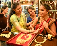 सोना-चांदी में बड़ी गिरावट, तीसरे दिन भी जारी दबाव..MCX पर चांदी 1.75 लाख तक टूटी, सोना 10 हजार से ज्यादा लुढ़का