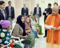 जनता दर्शन : एक-एक कर सभी प्रार्थियों से मिले सीएम योगी, समस्याओं के उचित निस्तारण का दिया आश्वासन