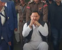 राजद नेता तेजस्वी यादव व्हीलचेयर से विधानसभा पहुंचे, पैर के अंगूठे में है चोट