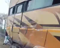 मथुराः यमुना एक्सप्रेसवे पर भीषण हादसा: कंटेनर ने खड़ी बस को मारी टक्कर, 6 यात्रियों की दर्दनाक मौत