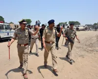 गुजरात पुलिस ने शराब तस्करी रैकेट का किया भंडाफोड़, ट्रक में हेलमेट के नीचे छिपी 10 हजार बोतलें जब्त