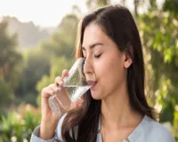 बाहर का खाना खाने के बाद क्यों लगती है ज्यादा प्यास? ये है बड़ा कारण 