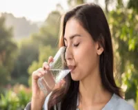 क्या पूरे दिन गुनगुना पानी पीना सही है? आयुर्वेद से जानें सही नियम 
