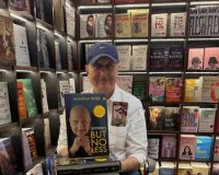 'हिंदी मीडियम का हूं, मगर भाषा नहीं बनी बाधा', बुकस्टोर में अपनी किताबें देखकर इमोशनल हुए अनुपम खेर 