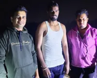 चलती ट्रेन से वैतरणा नदी में गिरा युवक, स्थानीय लोगों ने बचाई जान