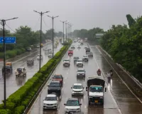 घने बादलों ने आसमान को घेरा, बूंदाबांदी से हुई एनसीआर के सुबह की शुरुआत, एक्यूआई में भी आंशिक सुधार 