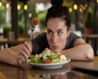 सेहत के लिए हानिकारक आधी रात में भोजन करना, मोटापा-तनाव की बनता है वजह