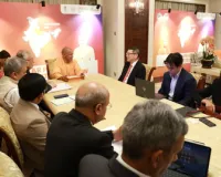 सिंगापुर: सीएम योगी की GIC सीईओ के साथ बैठक, यूपी में बड़े निवेश पर चर्चा