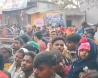 संभल: महाशिवरात्रि पर डीएम-एसपीने जलाभिषेक के बाद भक्तों पर फूल बरसाए!