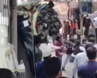 मुजफ्फरनगर: दुकान के बाहर कपड़े टांगने को लेकर भिड़े दो पक्ष, बाजार में सरेराह चले लात-घूंसे