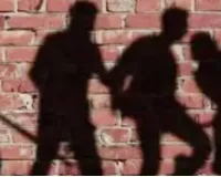 देवरिया में दबंगों की दबंगई! 6 युवकों ने मिलकर युवक को बेरहमी से पीटा, वीडियो वायरल