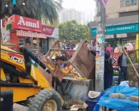 नोएडा: सड़क किनारे और फुटपाथों से अवैध अतिक्रमण हटाने का अभियान जारी