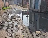 मुजफ्फरनगर में वार्ड 8 में विकास के दावों की खुली पोल, टूटी सड़कें और जलभराव ने छीना लोगों का चैन