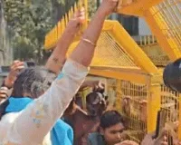 लखनऊ में बवाल: पल्लवी के बाल पकड़कर पुलिस ने गाड़ी में ठूसा, विधानसभा कूच के दौरान जबरदस्त झड़प