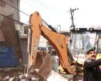 सहारनपुर में अतिक्रमण पर नगर निगम का बुलडोजर: पेपर मिल रोड की चार दुकानें ध्वस्त, तालाब की जमीन कराई मुक्त