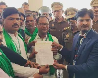 शमसाबाद स्टेशन पर ट्रेन रोकने पहुंचे भाकियू कार्यकर्ता, समझाने पर स्टेशन मास्टर को ज्ञापन सौंप कर लौटे