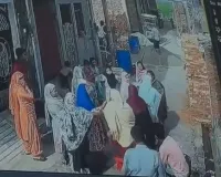 मुजफ्फरनगर: महिलाओं के दो गुटों में जमकर चले लात-घूंसे, सीसीटीवी में कैद हुई 'खूनी' भिड़ंत