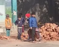 शामली में स्कूल में बच्चों से ढुलवाई गईं ईंटें; सहायक अध्यापक निलंबित, शासन तक गूंजा मामला