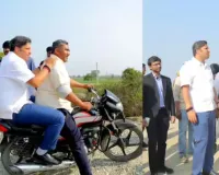 गाजियाबाद के जिलाधिकारी का अनोखा अंदाज, बाइक पर सवार होकर किसानों के बीच पहुंचे और खत्म कराया धरना