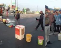 दंपत्ति ने हाइवे पर घर का सामान रखकर किया जाम, कलेक्टर की समझाइश पर खत्म हुआ हंगामा