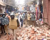 वाराणसी दालमंडी विवाद: सपा नेताओं की नजरबंदी, व्यापारियों से मिलने पर प्रशासन की रोक