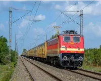 लखनऊ में ट्रेन से कटकर दो युवतियों की मौत