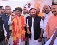 मुजफ्फरनगर: मंत्री कपिल देव अग्रवाल के 'होली मिलन' में सतरंगी छटा, अनामिका अंबर और सौरभ सुमन की कविताओं ने जीता दिल