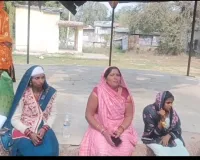  दुल्हन के घर दबंगों ने किया पथराव, धरने पर बैठी दुल्हन..पथराव में दुल्हन की मां समेत कई लोग घायल, घटना से गांव में मचा हड़कंप