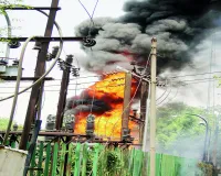 नोएडा में बिजली का ट्रांसफर फटा , गर्म तेल से दो लोग गंभीर रूप से झुलसे 