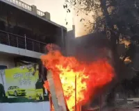 फतेहपुर में शार्ट सर्किट से रेडीमेड दुकान में लगी आग, लाखों रुपए के कपड़े जले