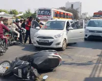 शामली बुढाना रोड पर कार ने स्कूटी को टक्कर मारी, ट्रैफिक जाम हुआ