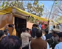 सुल्तानपुर में भावुक हुए राहुल गांधी.. रामचेत की जूते की दुकान पर पहुंचे, बेटे व पोती से की मुलाकात