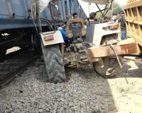 लखनऊ-वाराणसी रेल ट्रैक पर मालगाड़ी से टकराया ट्रैक्टर