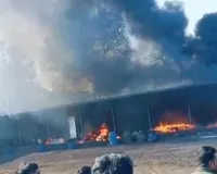 बिजनौर में भीषण अग्निकांड: पटाखा फैक्ट्री में शॉर्ट सर्किट के बाद मची अफरा-तफरी, जान जोखिम में डालकर मजदूरों ने बुझाई लपटें