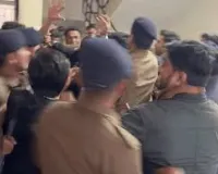 जिला कोर्ट में 11वीं की छात्रा से दुष्कर्म के आरोपी को वकीलों ने पीटा, पुलिस से हुई धक्का-मुक्की, वीडियाे सामने आया