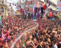 अयोध्या बाजार में होली की धमाल, रंगों और ‘मोदी-योगी’ गन के साथ मस्ती का माहौल