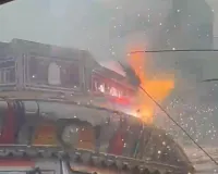 हाई टेंशन तार से ट्रक में लगी आग, चालक ने कूदकर बचाई जान