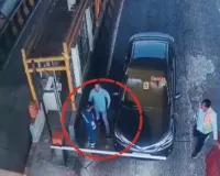 आगरा: भाजपा विधायक के बेटे की दबंगई, टोल बैरियर नहीं उठाने पर कर्मचारी को जड़े थप्पड़, वीडियो वायरल