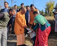 योगी आदित्यनाथ ने पैतृक गांव पहुंचकर बुजुर्गों से लिया हालचाल, बच्चों को किया दुलार