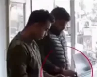 शोरूम से मोबाइल चोरी करते दो सिपाही सीसीटीवी में कैद, निलंबित