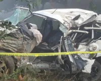  बारात जा रही स्कार्पियो पेड़ से टकरायी, तीन की मौत