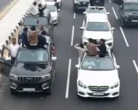 नेशनल हाईवे पर 10 लग्जरी गाड़ियों से स्टंटबाजी का वीडियो वायरल, रील बनाने के चक्कर में युवाओं ने मचाया हुड़दंग