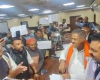 वाराणसी में केंद्रीय मंत्री कमलेश पासवान की बजट प्रेस कॉन्फ्रेंस में किसानों ने जमकर हंगामा किया..पुलिस ने 10 किसानों को हिरासत में लिया