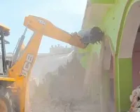 संभल में सरकारी जमीन हो रही कब्जामुक्त, बुलडोजर के डर से लाेग खुद हटा रहे दीवारें, जिलाधिकारी बोले- जारी रहेगी कार्रवाई