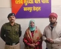 चलती ट्रेन से बुजुर्ग महिला गिरी, आरपीएफ सिपाही ने बचाई जान