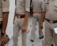 देवरिया में IGRS जांच में बवाल: दारोगा ने युवक का कॉलर पकड़ा, मौके पर हंगामा