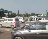 दिल्ली-देहरादून हाईवे पर टोल प्लाजा पर लंबी वाहनों की कतारें, फास्टैग तकनीकी खामी से परेशानी